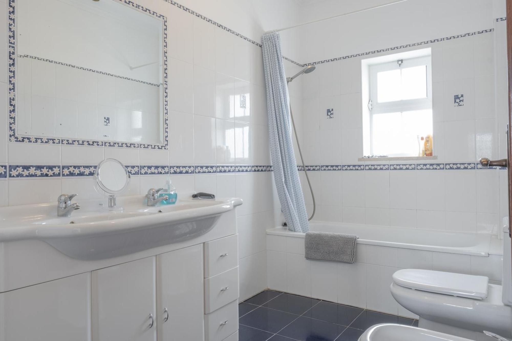 Nini's House - Aroeira, Charneca Da Caparica Holiday home
